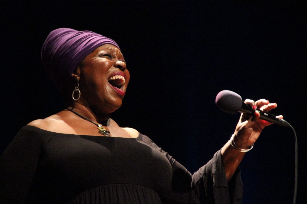 Gisele Jackson performing live — photo by D. Edumarcos