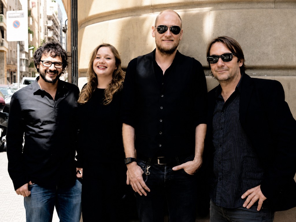 Sinead Savage & The Shu Shu's — band portrait outdoors
